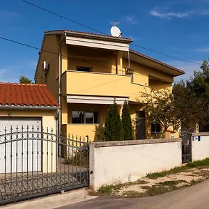 https://apartments-klara-medulin.in-istria.net
